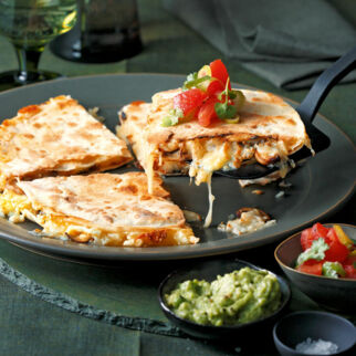 Quesadilla gefüllt mit Käse und Pilzen. Guacamole als Beilage - Quesadilla Rezept Quesadilla mit Pilzen und Guacamole