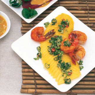 Gebratene Garnelen auf Mangosalat Gebratene Garnelen auf Mangosalat
