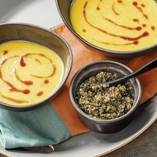 Kürbissuppe mit Kürbiskernpaste Kürbissuppe mit Kürbiskernpaste