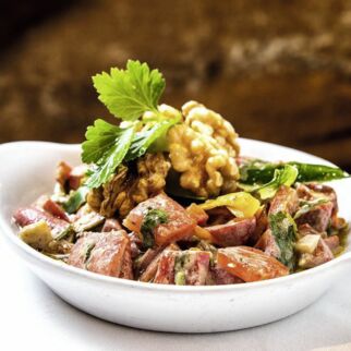 ROTER PAPRIKASALAT MIT SESAMMUS ROTER PAPRIKASALAT MIT SESAMMUS