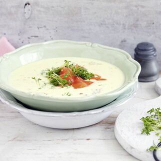 Kartoffelcremesuppe mit Räucherlachs Kartoffelcremesuppe mit Räucherlachs