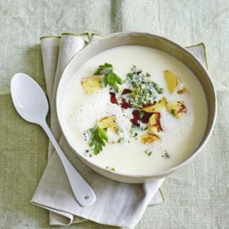 Pastinaken-Cremesuppe mit Kürbiskern-Gremolata Pastinaken-Cremesuppe mit Kürbiskern-Gremolata