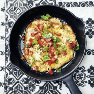 Bulgur-Pfannküchlein mit Tomaten-Dill-Salat Bulgur-Pfannküchlein mit Tomaten-Dill-Salat