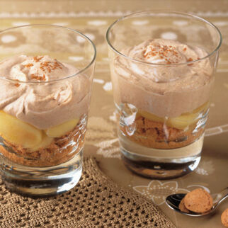 Weißwein-Apfel-Trifle mit Zimtcreme Weißwein-Apfel-Trifle mit Zimtcreme
