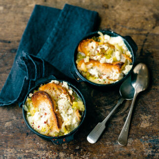 Überbackene Zwiebelsuppe Überbackene Zwiebelsuppe