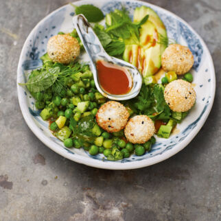 Avocado-Erbsen-Salat mit Reisbällchen und Miso-Dressing Avocado-Erbsen-Salat mit Reisbällchen und Miso-Dressing