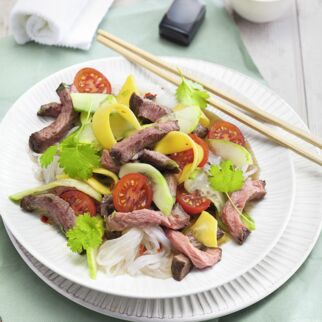 Thailändischer Rindfleischsalat mit Konjak-Nudeln Thailändischer Rindfleischsalat mit Konjak-Nudeln