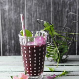 Mondlicht hinter Blättern mit Kräutern, Heidelbeeren und Aloe vera Mondlicht hinter Blättern mit Kräutern, Heidelbeeren und Aloe vera
