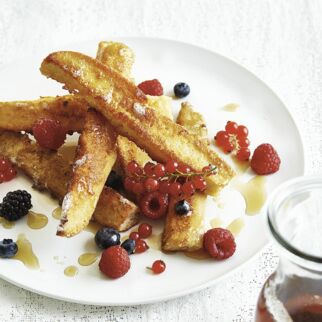 Süsse French-Toast-Sticks mit Sommerbeeren Süsse French-Toast-Sticks mit Sommerbeeren