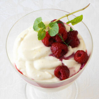 Weißweincreme mit Himbeeren Weißweincreme mit Himbeeren