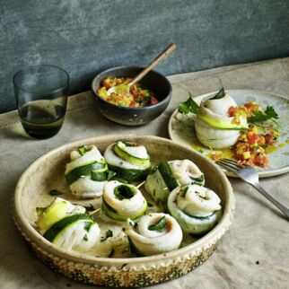 Fisch-Involtini mit Zucchini und Tomaten-Pfirsich-Relish Fisch-Involtini mit Zucchini und Tomaten-Pfirsich-Relish