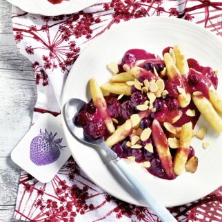 Süße Schupfnudeln mit Beeren-Sauce Süße Schupfnudeln mit Beeren-Sauce