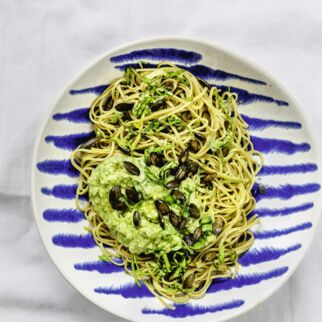 Edamamenudeln mit Avocado-Ingwer-Pesto Edamamenudeln mit Avocado-Ingwer-Pesto