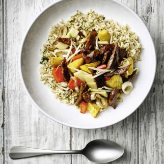 Geschnetzeltes auf Blumenkohlreis mit süßsaurer Sauce Geschnetzeltes auf Blumenkohlreis mit süßsaurer Sauce