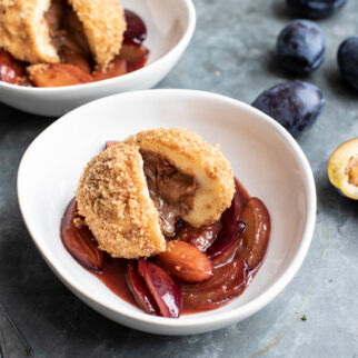 Schokoknödel mit Spekulatiusbröseln und eingelegten Zwetschgen Schokoknödel mit Spekulatiusbröseln und eingelegten Zwetschgen