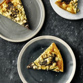 Schafskäse-Zucchini-Quiche mit Rehrücken-Minutensteaks Schafskäse-Zucchini-Quiche mit Rehrücken-Minutensteaks