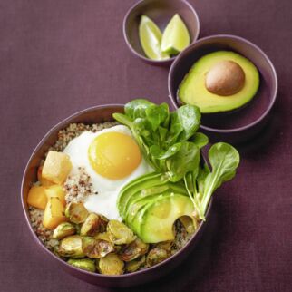 Quinoa-Bowl mit geröstetem Rosenkohl Quinoa-Bowl mit geröstetem Rosenkohl