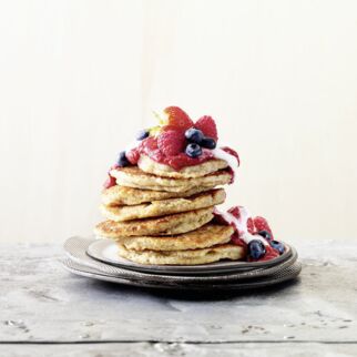Pancakes mit Joghurt und Beeren Pancakes mit Joghurt und Beeren