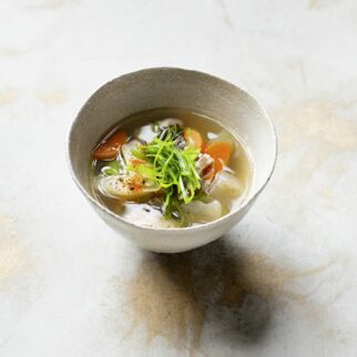 Misosuppe mit Schweinebauch und Wurzelgemüse Misosuppe mit Schweinebauch und Wurzelgemüse