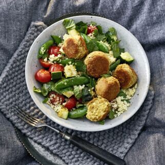 Couscous mit Gemüse und Kichererbsen-Pflanzerl Couscous mit Gemüse und Kichererbsen-Pflanzerl