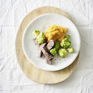 Pochiertes Beef mit Süßkartoffelpüree und Romanesco Pochiertes Beef mit Süßkartoffelpüree und Romanesco