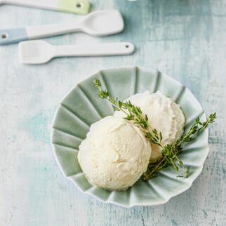 Weißes Schokoladeneis mit Thymian Weißes Schokoladeneis mit Thymian
