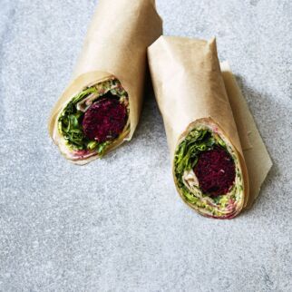 Rote-Bete-Dürüm mit Zucchinizaziki Rote-Bete-Dürüm mit Zucchinizaziki