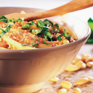 Nudeln mit Tomaten-Mandelsauce Nudeln mit Tomaten-Mandelsauce