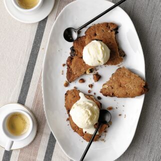 Warmer Keks mit
Vanille-Tonka-Eis Warmer Keks mit
Vanille-Tonka-Eis