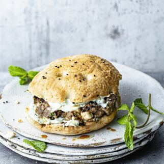 Köfteburger mit Joghurt-Minz-Sauce Köfteburger mit Joghurt-Minz-Sauce