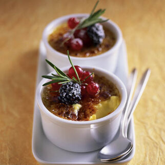 Crème brûlée aus weißer Schokolade Crème brûlée aus weißer Schokolade