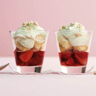 Erdbeer-Trifle mit süßer Basilikumsahne Erdbeer-Trifle mit süßer Basilikumsahne