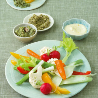 Rohkost-Platte mit drei Dips Rohkost-Platte mit drei Dips