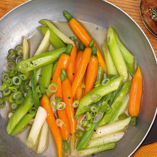 Honigmöhren mit Frühlingszwiebeln Honigmöhren mit Frühlingszwiebeln