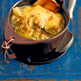 Französische Zwiebelsuppe mit Majoran und Raclettetoast Französische Zwiebelsuppe mit Majoran und Raclettetoast