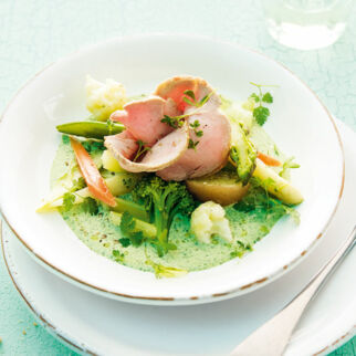Kalbsrücken mit Frühlingsgemüse und Kräutersauce Kalbsrücken mit Frühlingsgemüse und Kräutersauce