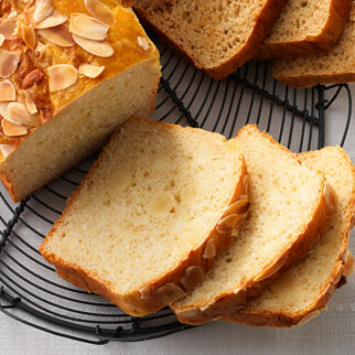 Dinkelbrot mit Marzipan Dinkelbrot mit Marzipan