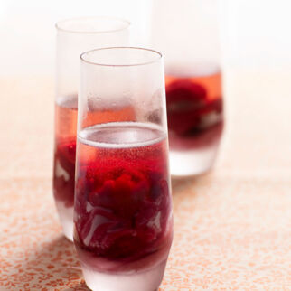 Kir Royal mit Schwarzem Johannisbeersorbet Kir Royal mit Schwarzem Johannisbeersorbet