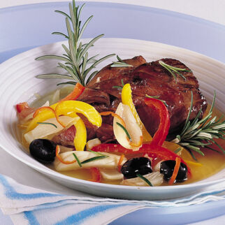 Kaninchen auf Gemüsebett Kaninchen auf Gemüsebett