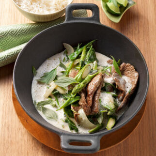 Scharfe grüne Curry-Kokos-Sauce zu geschnetzeltem Rindfleisch Scharfe grüne Curry-Kokos-Sauce zu geschnetzeltem Rindfleisch