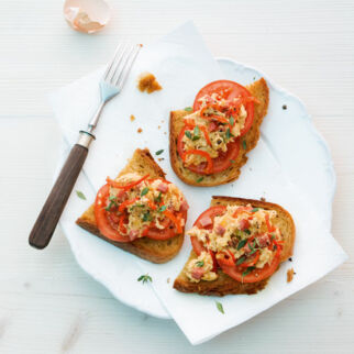Bauernbrot mit Paprikarührei und Kabanossi Bauernbrot mit Paprikarührei und Kabanossi