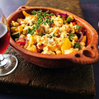 Ratatouille mit Parmesan-Mandel-Crumble Ratatouille mit Parmesan-Mandel-Crumble