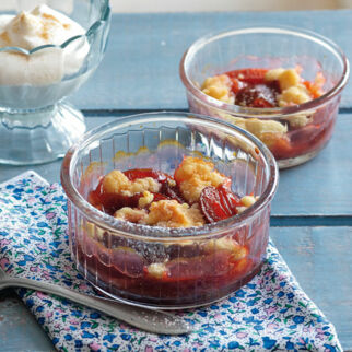 Zwetschgen-Crumble mit Zimtsahne Zwetschgen-Crumble mit Zimtsahne