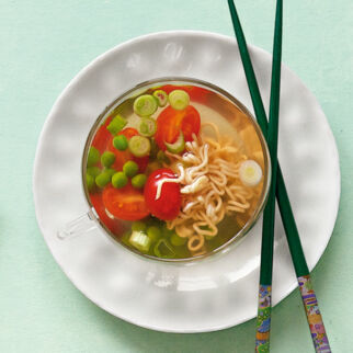 Tassensuppe mit Nudeln Tassensuppe mit Nudeln