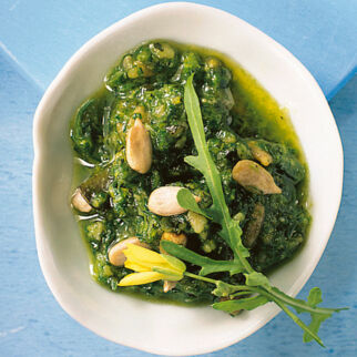 Pesto mit Bärlauch & Haselnüssen Pesto mit Bärlauch & Haselnüssen