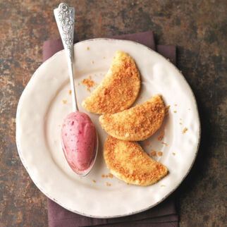 Powidltascherl mit Zwetschken-Buttermilch-Eis Powidltascherl mit Zwetschken-Buttermilch-Eis