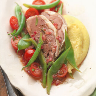 Gesottene Lammschulter mit lauwarmem Bohnensalat und Polentasterz Gesottene Lammschulter mit lauwarmem Bohnensalat und Polentasterz