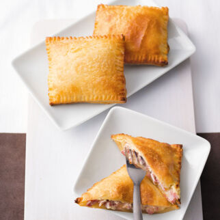 Blätterteigteilchen mit Schinkenfüllung Blätterteigteilchen mit Schinkenfüllung