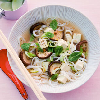Vietnam-Nudelsuppe mit Tofu Vietnam-Nudelsuppe mit Tofu