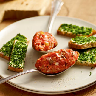 Tatar mit Schnittlauchbrot Tatar mit Schnittlauchbrot